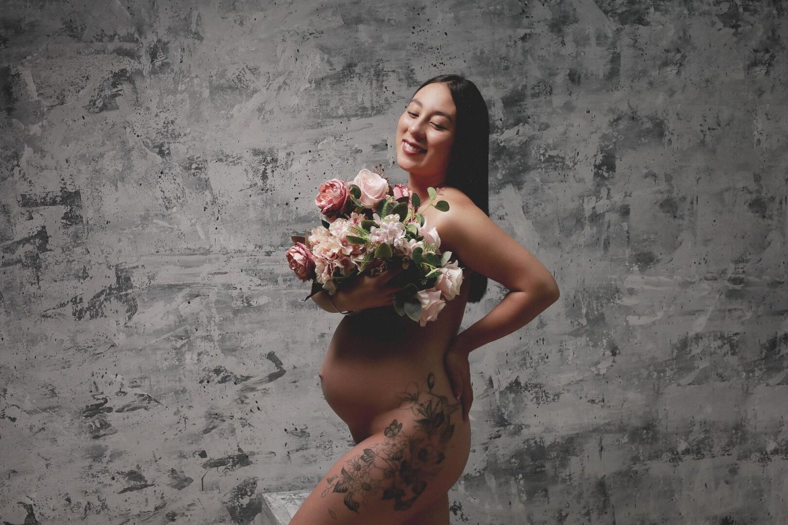 ARTISTIC NUDE PREGNANT